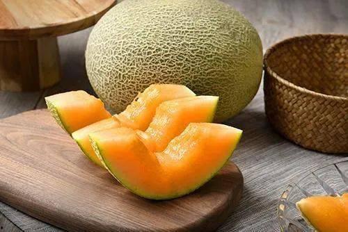 小七和奶龙吃哈密瓜视频,哈密瓜美味时光