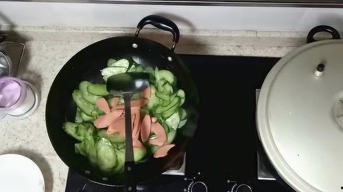 青小瓜怎么吃美食的视频,青小瓜带你领略美食世界的独特魅力