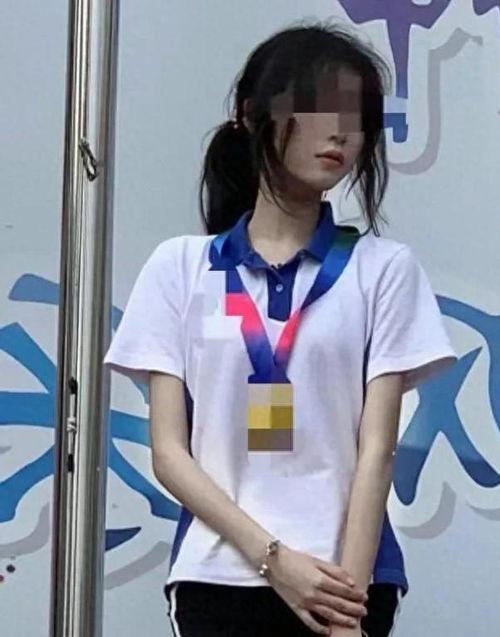 情侣见面吃瓜视频,甜蜜互动引网友热议