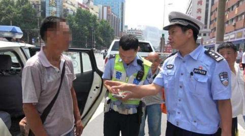 女子吃瓜被交警罚款视频,意外走红网络