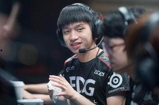 厂长的傻儿子吃瓜视频,笑料百出引网友热议