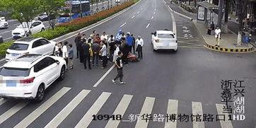 男子被车撞吃瓜视频,路人手机记录下惊险一幕