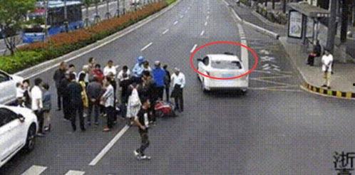 出车祸的吃瓜群众视频在线观看,吃瓜群众视频记录惊险瞬间