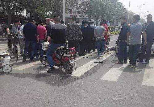 出车祸的吃瓜群众视频在线观看,吃瓜群众视频记录惊险瞬间