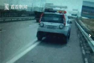 交警抓车吃瓜群众视频,围观群众现场吃瓜