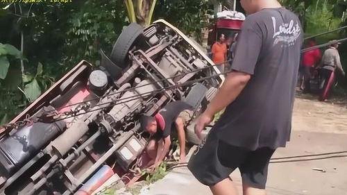 交警抓车吃瓜群众视频,围观群众现场吃瓜