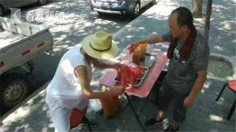 路人吃瓜喝水视频,意外捕捉生活百态