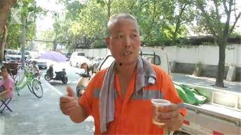 路人吃瓜喝水视频,意外捕捉生活百态