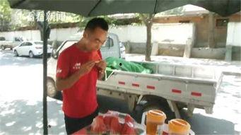 路人吃瓜喝水视频,意外捕捉生活百态